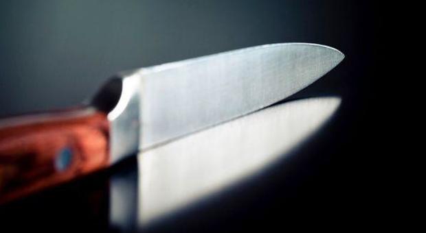 Si ferisce alla gola con un coltello da cucina: salvato in extremis dai genitori