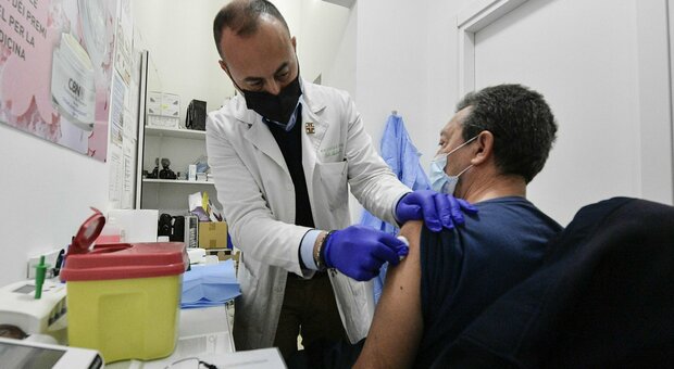 I vaccini hanno scongiurato almeno 22mila morti in Italia e 470mila in Europa: le analisi di Oms e Iss