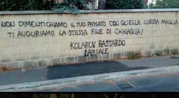 Roma, scritte contro Kolarov: «Non dimentichiamo il tuo passato da laziale»