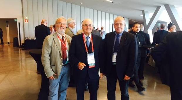 Il professore Gennaro D'Amato (al centro) premiato insieme a due pneumologi italiani a Milano