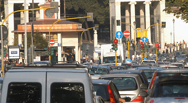Roma, dal 1 novembre stop ai diesel Euro 3 nell'Anello. Cna: «40mila imprese ferme»
