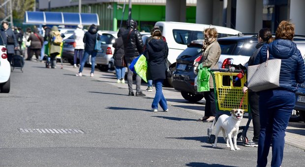 Giornata di follia a Roma, + 35% di fermati: code da 300 metri al supermercato, runner scatenati e code di auto