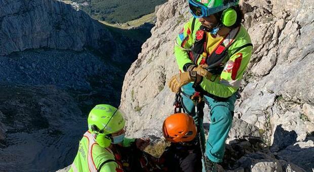 Alpinista salvo dopo un volo di 20 metri sul Gran Sasso