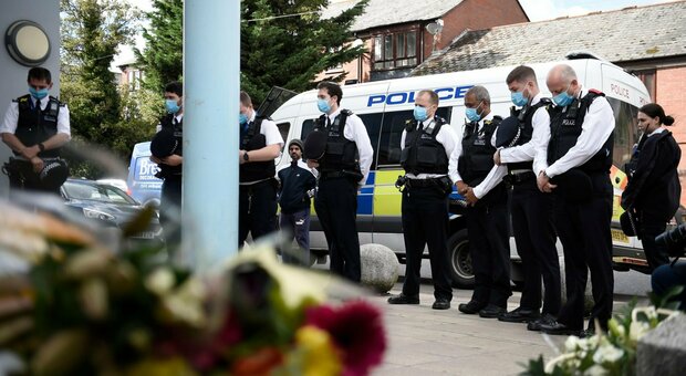 Londra, poliziotto ucciso in commissariato: il detenuto gli ha rubato la pistola durante i controlli anti-Covid