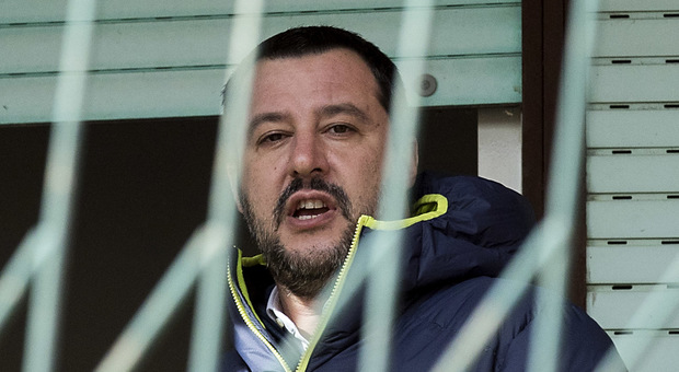 Sea Watch, Salvini vuole denunciare tutto l'equipaggio: «Della nave si occupi l'Olanda»