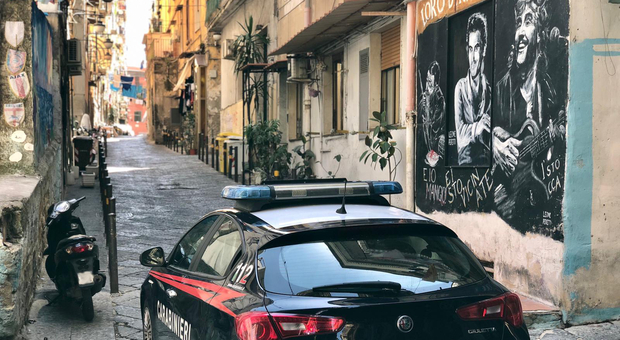 Controlli dei carabinieri nella movida di Napoli