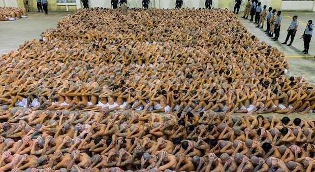 Narcos, il trasferimento choc di duemila prigionieri: nudi, scalzi e con le manette