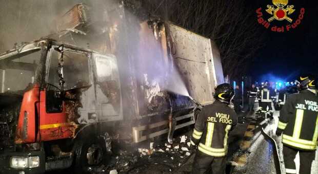L'autocarro in fiamme sul raccordo Salerno-Avellino