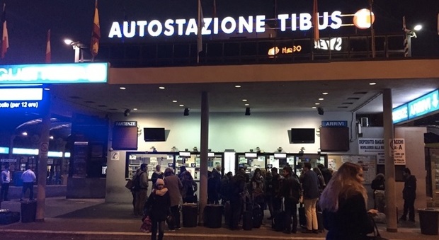 Roma, tenta di partire su un bus per la Svizzera con carta d'identità falsa: siriano arrestato