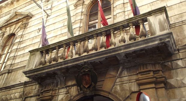 Sulmona, Finanza in Comune: denunciati i furbetti del cartellino. Facevano shopping in orario di lavoro
