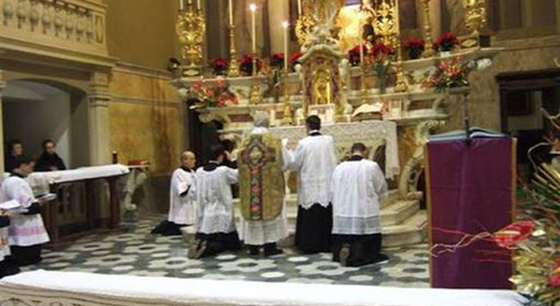 Scure di Papa Francesco sulle messe in latino: «Causano divisione». E ritocca la legge di Ratzinger
