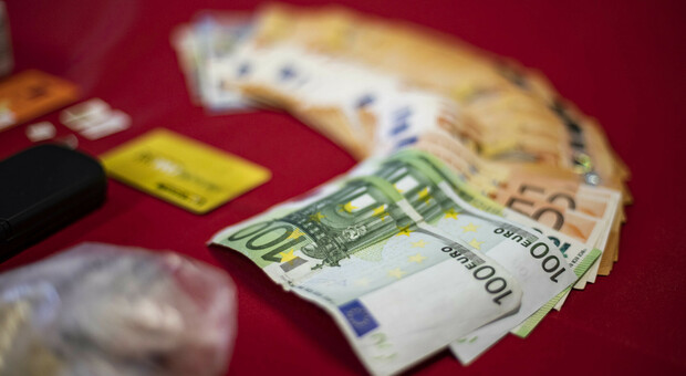 Dalla cocaina all'hashish, la polizia arresta e denuncia gli spacciatori africani: sequestrati 20mila euro