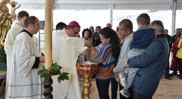 La bambina battezzata dal vescovo Pompili