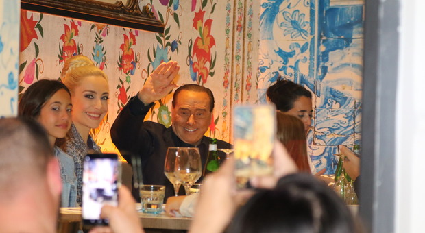 Berlusconi a Napoli, lo show diventa un amarcord: «Comprerò una casa a Capri»