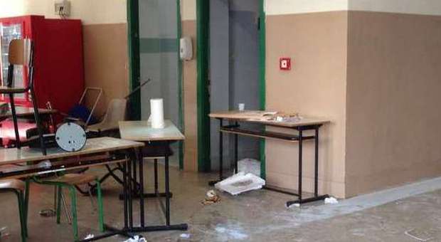 Napoli. Raid nella notte, vandali distruggono scuola: rubati 31 computer