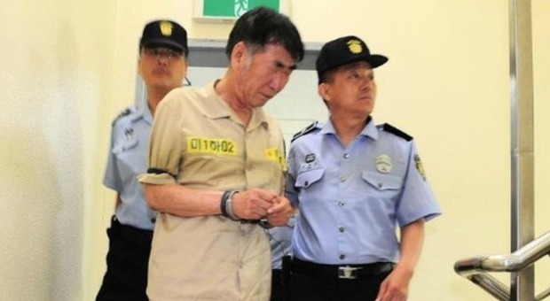 Corea, traghetto affondato: condanna all'ergastolo per il comandante che fuggì: morirono 300 persone
