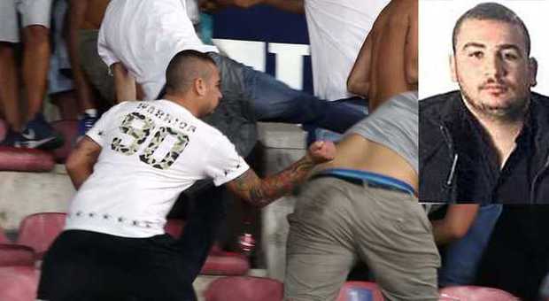 Tifoso del Napoli accoltellato alle spalle rivale sugli spalti: ecco la foto choc del ferimento