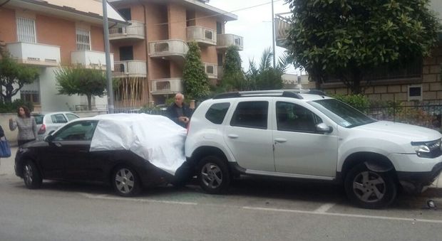 Porto Sant'Elpidio, sbanda e danneggia due auto in sosta