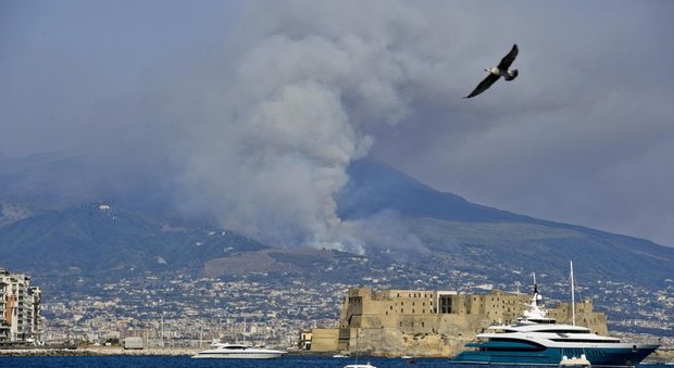 Ancora fiamme sul Vesuvio, accessi chiusi e turisti in fuga. Evacuati alloggi e ristoranti