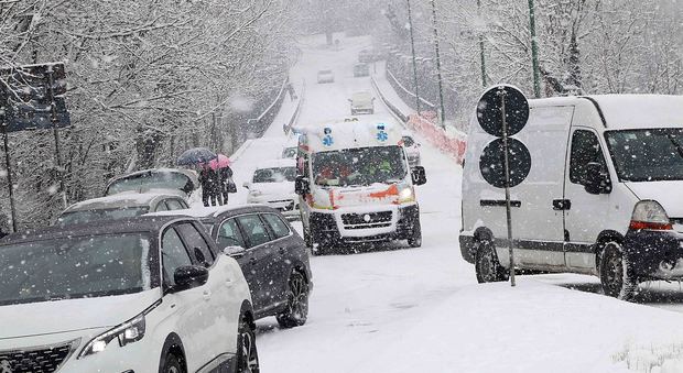 Benevento, nuova nevicata e ghiaccio: scuole chiuse fino a sabato