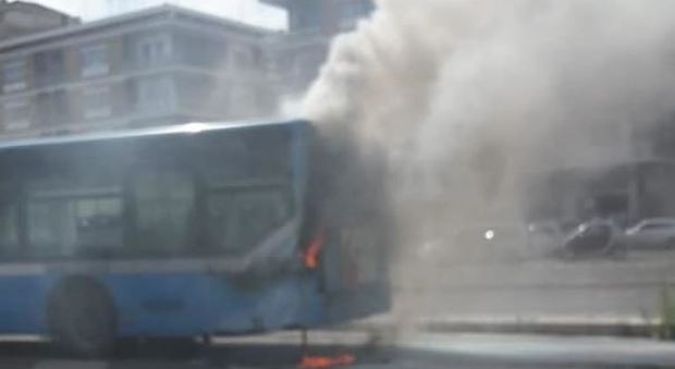 Roma, bus a fuoco vicino al Vaticano, fumo e fiamme in strada