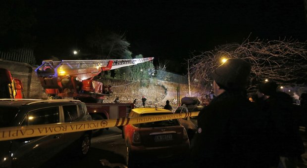 Crolla muro di Villa Mercede a San Lorenzo a Roma: danni a sette auto e due moto