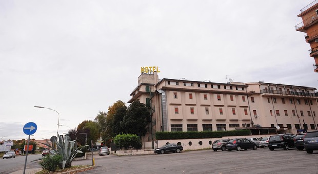 Macabra scoperta nel Casertano, cadavere in garage dietro l'hotel