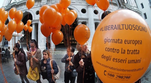 I palloncini lanciati in piazza dei Signori per sensibilizzare i vicentini al fenomeno dello sfruttamento