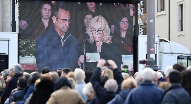 Funerali Frizzi, Carlo Conti e Antonella Clerici leggono la "Preghiera degli artisti"