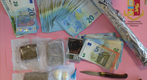 Senigallia, in casa cocaina e hashish che potevano fruttare 10mila euro: pusher 60enne in manette