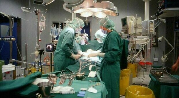 Massa tumorale di 5 kg rimossa dai medici: l'intervento record all'ospedale di Nocera Inferiore