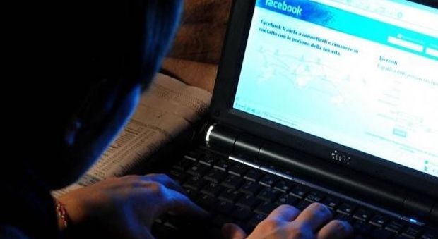 «Stai con me o ti sparo»: arrestato per le minacce via Facebook