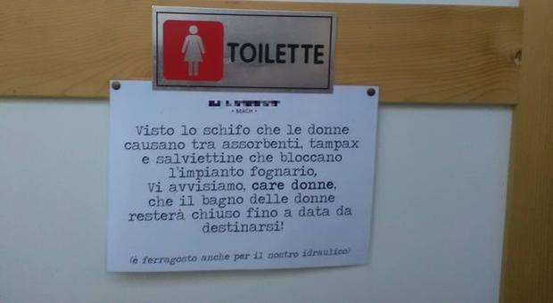 Cartello sulla toilette delle donne: «Fate lo schifo». E il bagno chiude per punizione