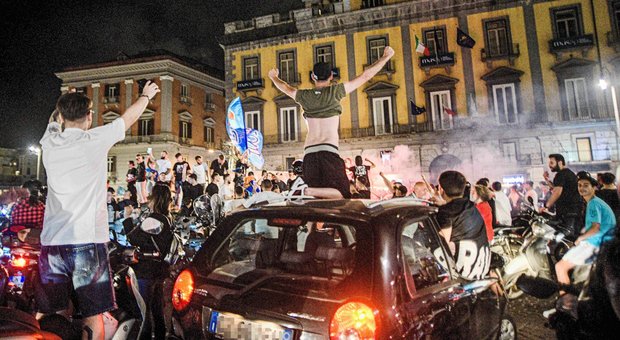 Napoli in festa per la Coppa Italia, ira dell'Oms: «Sciagurati i tifosi in piazza»