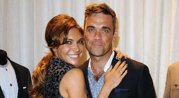 La moglie di Robbie Williams denunciata per molestie sessuali dall'ex assistente della coppia