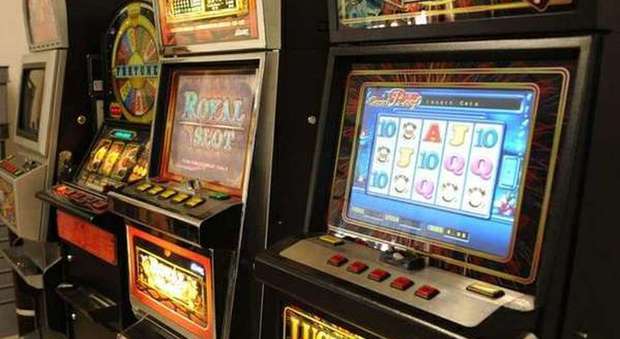 Ladri seriali di slot machine, usavano un'auto rubata: 2 fermi per furto