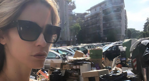 Elena Santarelli, selfie con i rifiuti a Roma: la battaglia dei vip contro il degrado della Capitale