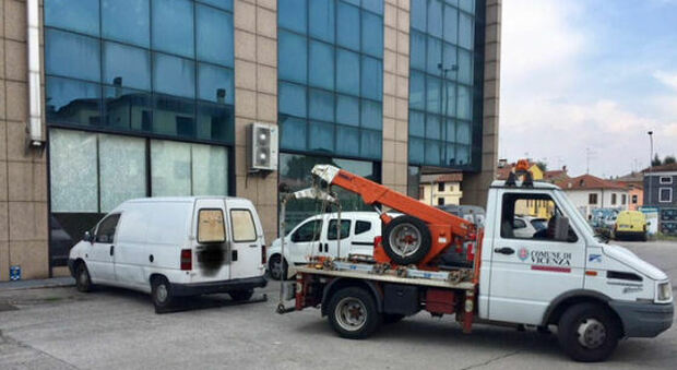 Un furgone di proprietà di un nomade in occasione della rimozione per la violazione dell'ordinanza che vieta la sosta in alcune aree di Vicenza