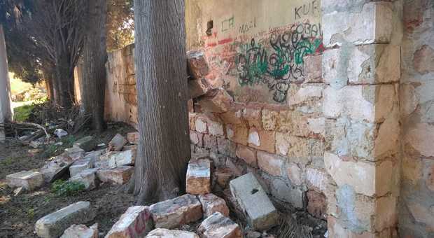 Tricase, crolla il muro dell'antico cimitero