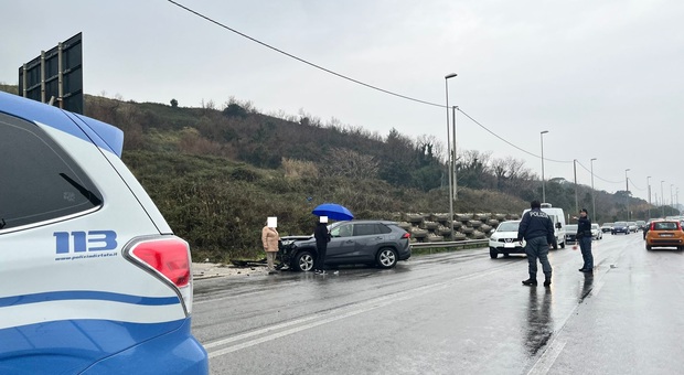 Ancona, schianto tra tre auto sull'asfalto bagnato: traffico in tilt sulla Flaminia