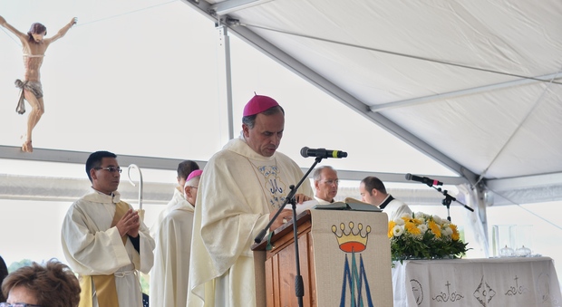 Il vescovo Pompili celebra la messa ad Amatrice a un mese dal devastante sisma