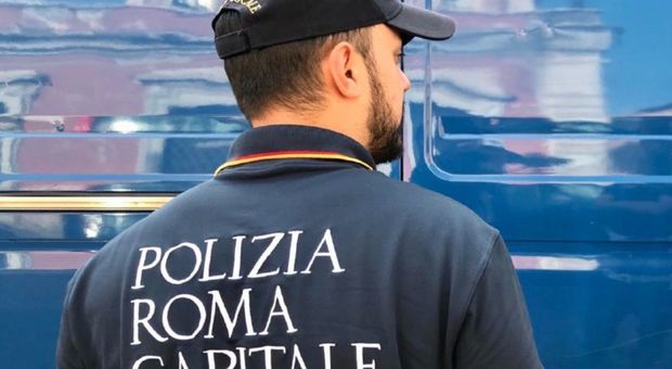 Roma, grossista abusivo con oltre 1000 sanzioni al codice della strada non pagate: fermato