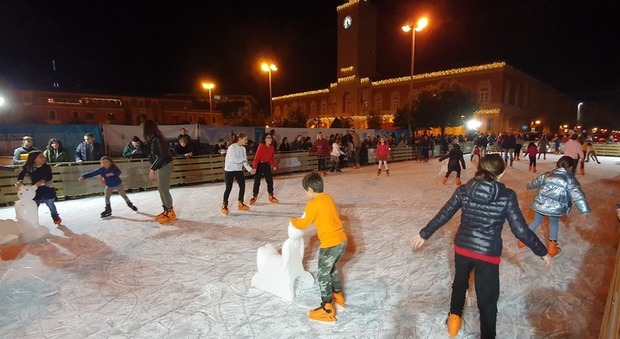 Aperta a Latina la pista di pattinaggio sul ghiaccio in piazza del Popolo