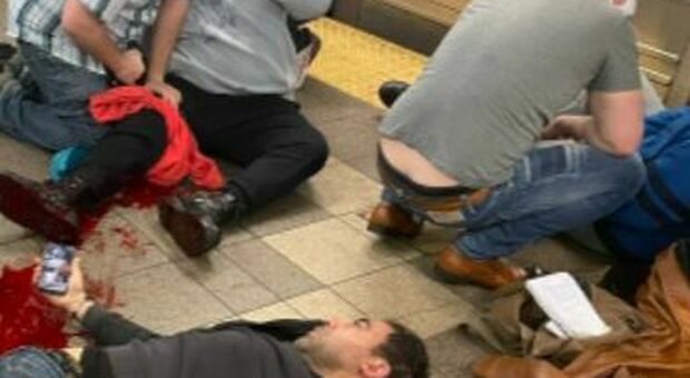 immagine Sparatoria nella metropolitana di New York, ci sono feriti. Polizia: «Trovate bombe inesplose»