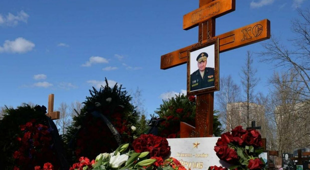 Ucciso l'ottavo generale russo dall'inizio della guerra: Vladimir Frolov sepolto a San Pietroburgo
