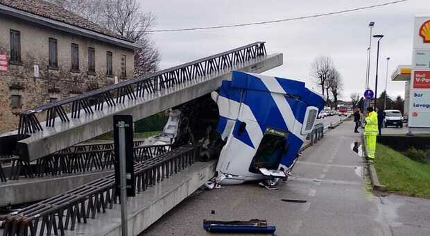 https://statics.cedscdn.it/photos/MED/50/49/8715049_14133319_incidente_postumia.jpg