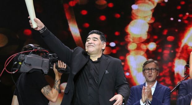 Delirio per Maradona al Plebiscito: «Denuncerò il razzismo contro i napoletani»