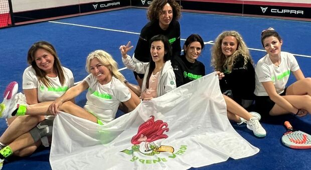 La squadra Sirene Verdi che partecipa alla Coppa Italia di padel a Terni