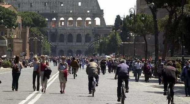 Roma, Fori Imperiali pedonalizzati per Pasqua: venerdì divieto serale per la Via Crucis