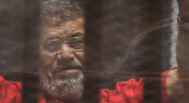 Egitto, ergastolo per spionaggio all'ex presidente Morsi, sei condannati a morte, tre sono giornalisti